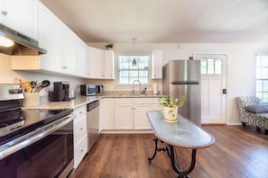Fridge, microwave, stovetop, dishwasher