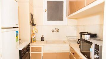 City Apartment | Private kitchen | Fridge, oven, stovetop, cookware/dishes/utensils