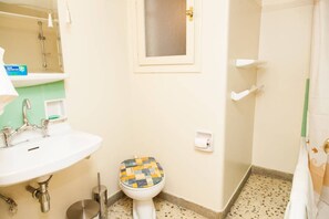 Bathtub, towels - Renovated apt in the Heart of Piraeus (Piraeus)