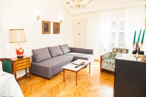 30-inch TV with digital channels - Renovated apt in the Heart of Piraeus (Piraeus)