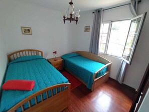 3 chambres, fer et planche à repasser, Wi-Fi gratuit, draps fournis