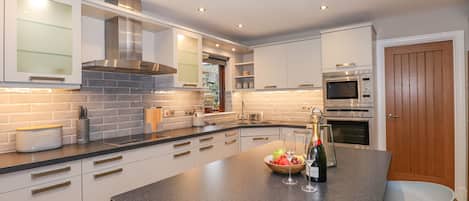 Cottage | Private kitchen | Fridge, dishwasher, electric kettle, toaster