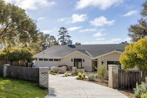 Exterior - Casa Del Sol: New Three Bed 3 Bath overlooking MPCC Fairway (Pebble Beach)