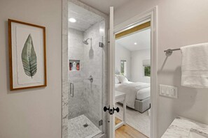 Badewanne, Haartrockner, Handtücher