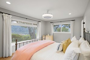 4 bedrooms, iron/ironing board, WiFi, bed sheets