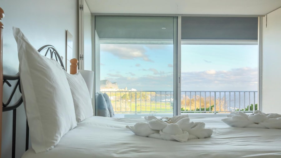 Quinta do Mar - Watch The Sun Rise Over The Ocean