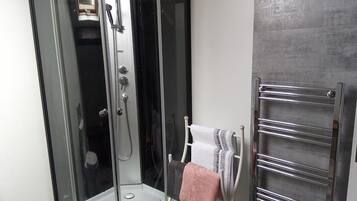 Een douche, een haardroger, handdoeken, zeep