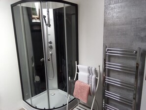 Shower, hair dryer, towels, soap - farm stay near to tourist attractions pets welcome (Lapenty)