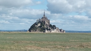 Un castillo en una colina bajo un cielo despejado.