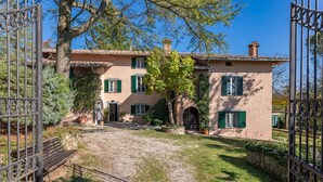 A traditional villa with a stone entrance, a paved driveway, and a well-maintained garden. - Casa Ciculino 8 (Monteleone d'Orvieto)