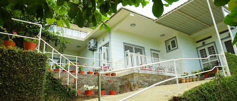 Vista frontal de la propiedad