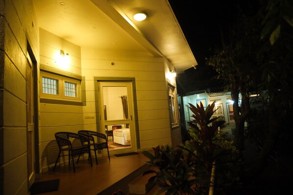 Deluxe Double Room | Living area