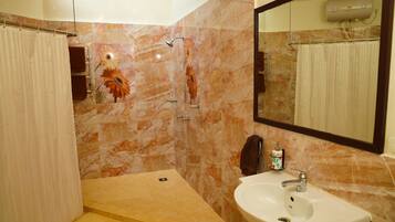 Deluxe Double Room | Bathroom | Free toiletries, towels, shampoo, toilet paper