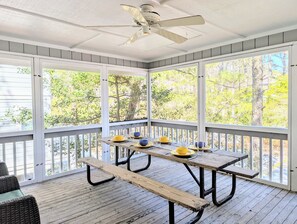 تناول الطعام بالخارج