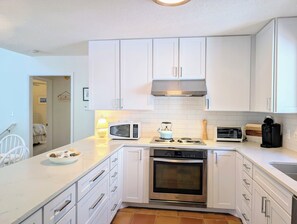 ثلاجة، ميكروويف، فرن، غسالة أطباق