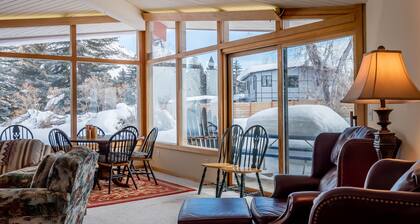 Baldy View Home - Sunny Home with Mountain Views & Large Private Yard.