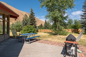 Outdoor dining - Baldy View Home - Sunny Home with Mountain Views & Large Private Yard (Ketchum)
