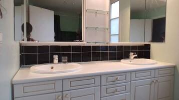 Een bad, een haardroger, toiletpapier