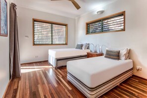 4 bedrooms, iron/ironing board, WiFi, bed sheets