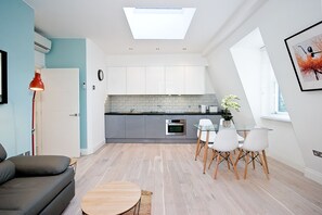 Appartamento Executive | Cucina privata | Frigorifero con congelatore, macchina per tè/caffè, bollitore elettrico