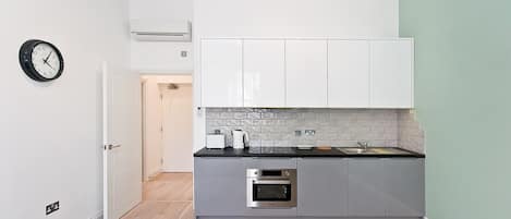 Apartemen Mewah | Dapur pribadi | Lemari es besar, mesin pembuat kopi/teh, dan ketel listrik