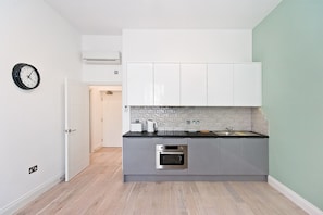 Interlude House Flat B | Private kitchen - Interlude House by City Living London (London)