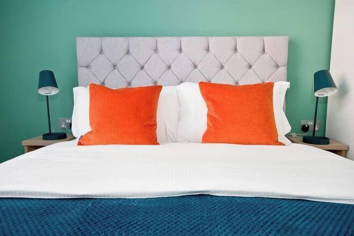 Ropa de cama de alta calidad y espacio para trabajar con laptop