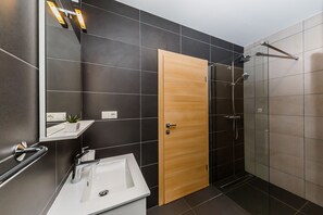 Shower - Villa Marina (Central Dalmatia - Trogir) (Trogir)