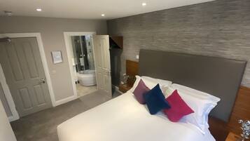 Iron/ironing board, free wired Internet