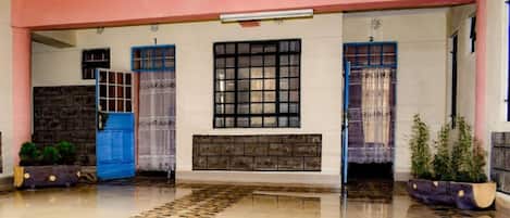 Pintu masuk properti