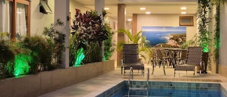 Una piscina al aire libre