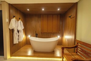 Appartement Deluxe, 1 chambre | Salle de bain | Séchoir à cheveux, bidet, serviettes fournies, savon