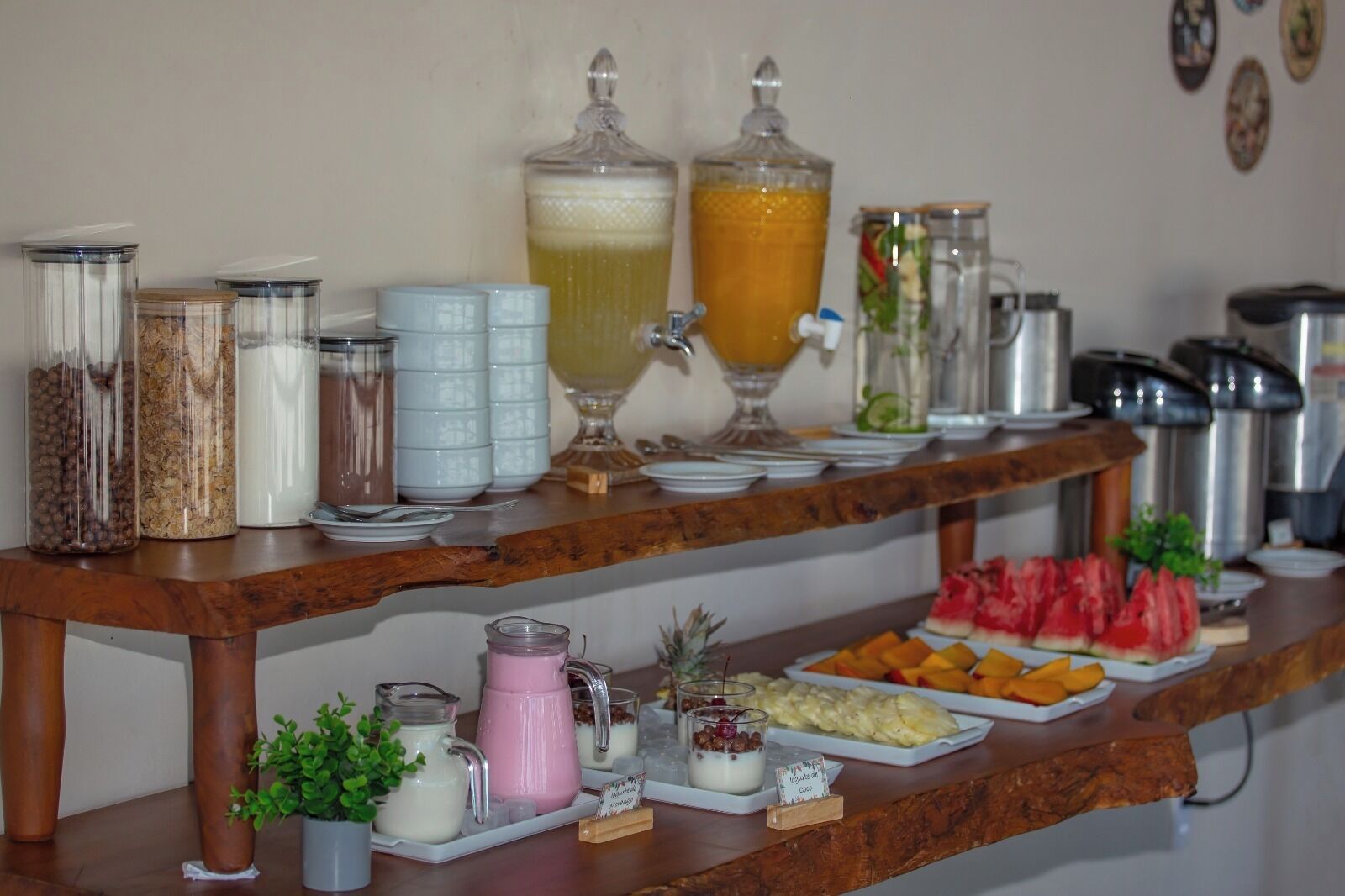 Un montaje de buffet con diferentes platillos y bebidas.