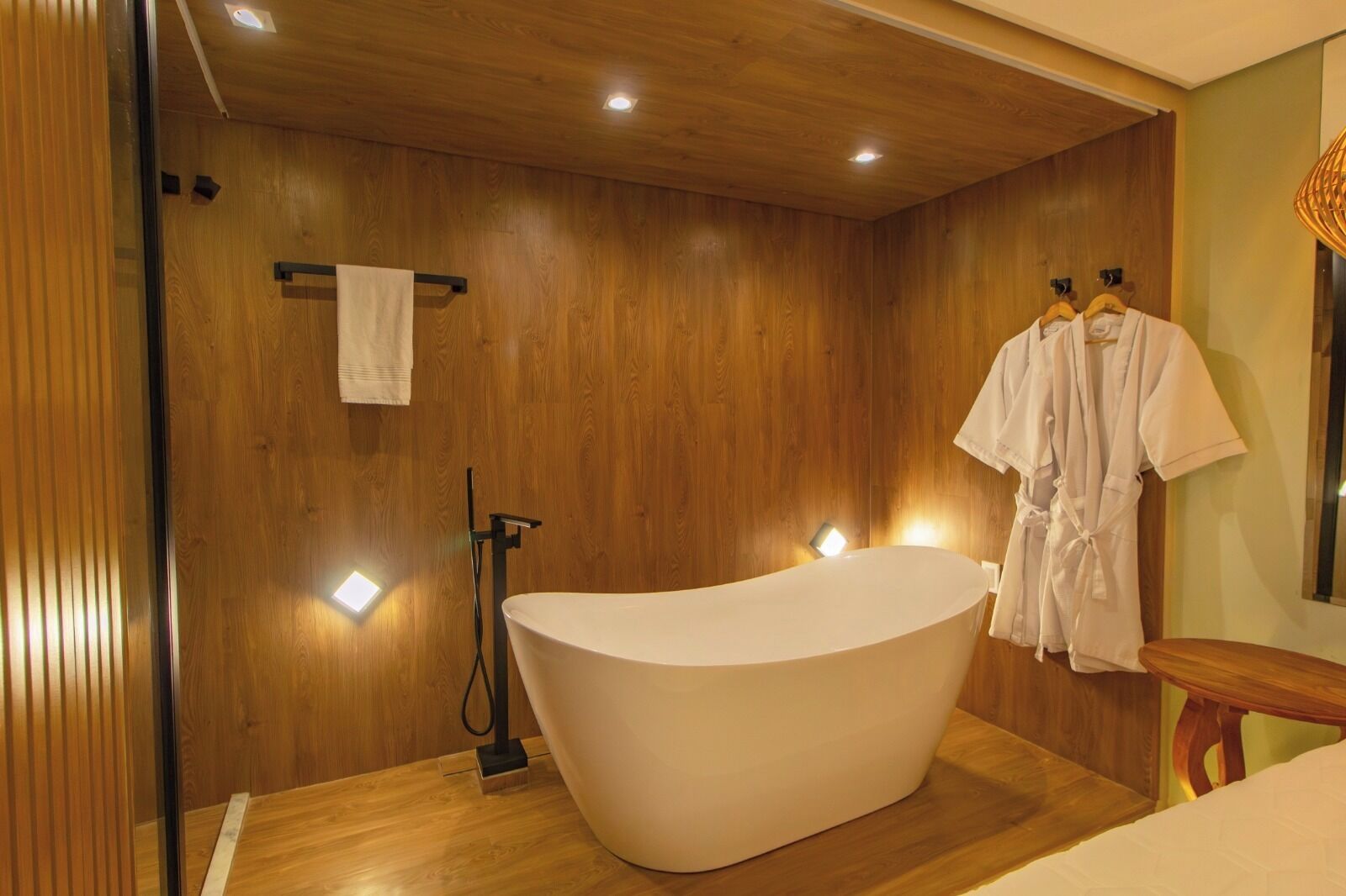 Deluxe appartement, 2 slaapkamers | Badkamer | Een haardroger, een bidet, handdoeken, zeep