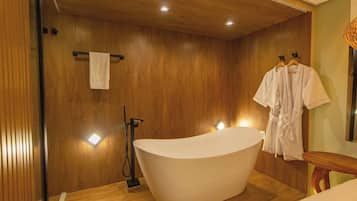 Deluxe appartement, 2 slaapkamers | Badkamer | Een haardroger, een bidet, handdoeken, zeep
