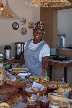 Café da manhã com buffet grátis todos os dias