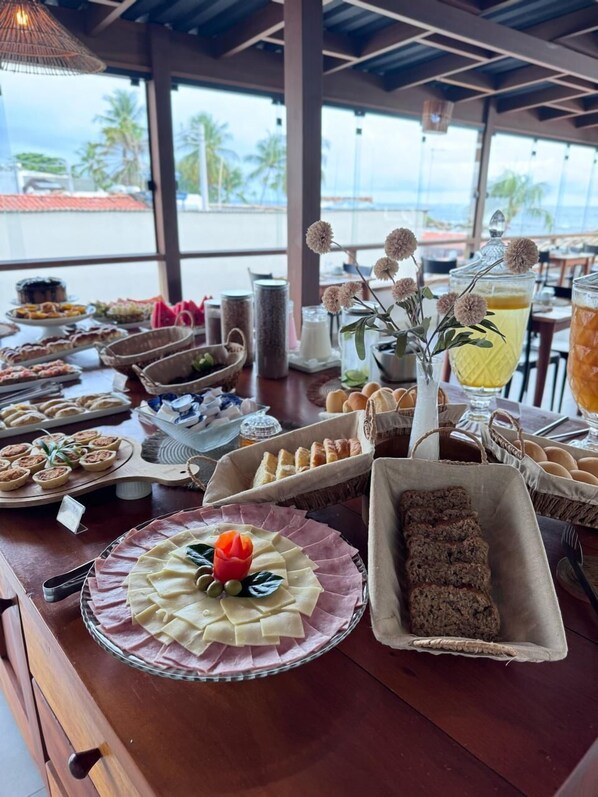 含每日吃到飽早餐