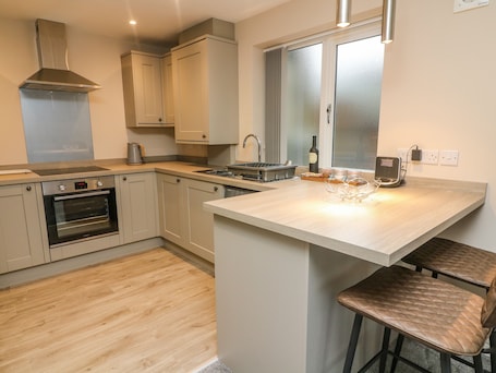 Cottage | Private kitchen | Fridge, electric kettle, toaster, cookware/dishes/utensils