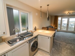 코티지 | 전용 주방 | 냉장고, 전기 주전자, 토스터, 조리 도구/접시/주방 기구