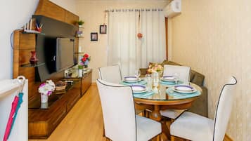 Basic Apartment | Dining