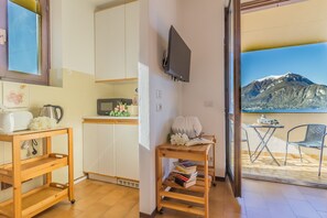 Kühlschrank, Mikrowelle, Wasserkocher mit Kaffee-/Teezubehör