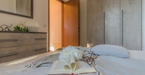 1 slaapkamer, een strijkplank/strijkijzer, gratis wifi, beddengoed