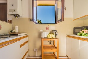 Kühlschrank, Mikrowelle, Wasserkocher mit Kaffee-/Teezubehör