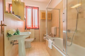Badewanne, Haartrockner, Bidet, Handtücher