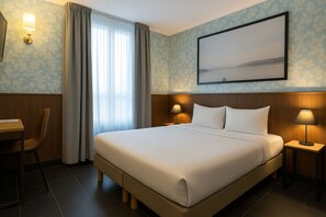 Habitación de hotel con una cama grande, dos mesitas de noche con lámparas, un escritorio y una silla.