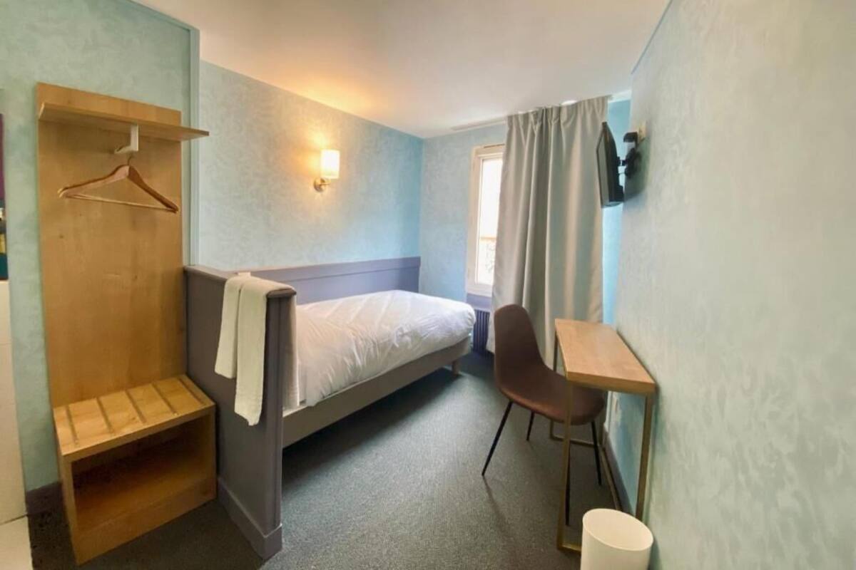 Desk, soundproofing, iron/ironing board, free WiFi