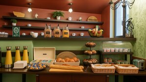 Un bufé de desayuno con diversas opciones de comida, incluyendo pan, pasteles y salsas.