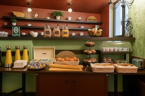 Daily continental breakfast (EUR 12 per person)