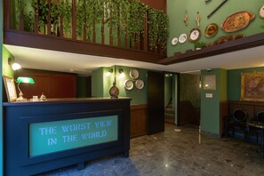 Reception - The Walled off Hotel Paris (Paris)
