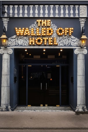 Außenbereich. The Walled off Hotel Paris